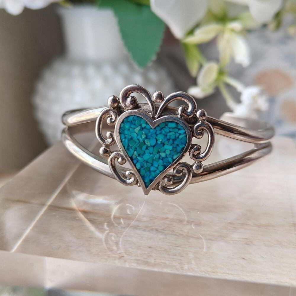 Vintage 90s silver tone heart cuff bracelet with turquoise mosaic chips